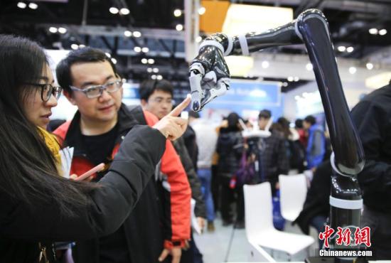 中国新闻网:2016杏福主管在京开幕 机器人“各显神通”
